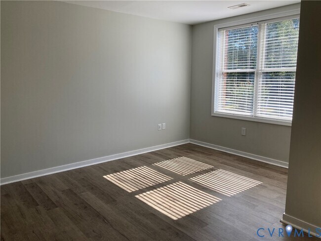 Building Photo - 14720 Village Square Pl