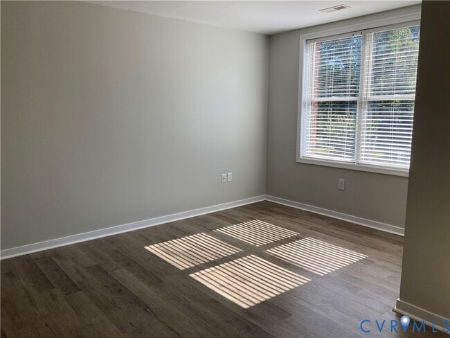 Foto del edificio - 14720 Village Square Pl