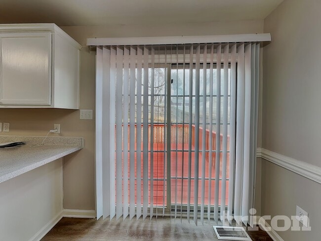 Foto del edificio - 7120 Idlewild Brook Ln