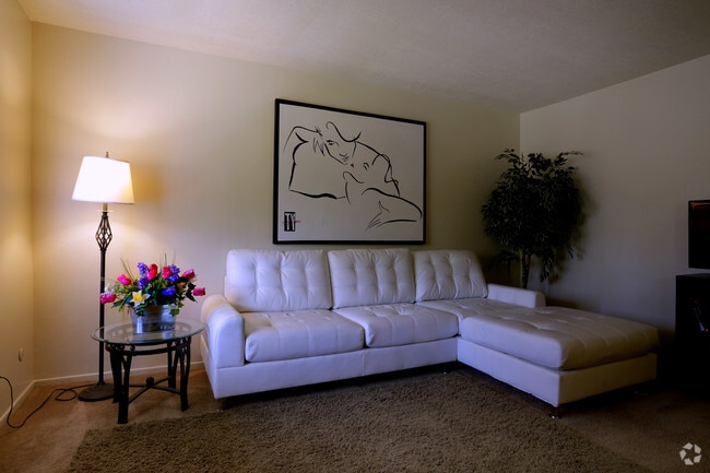 2 BR, 1 BA - 640 SF - Parkhill Apts
