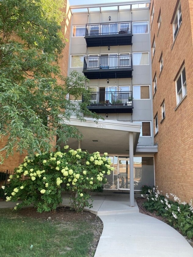 Primary Photo - 2501 W Bryn Mawr Ave