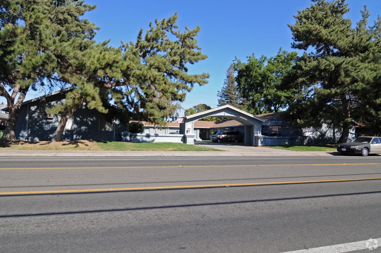 Primary Photo - 1206 S Hutchins St