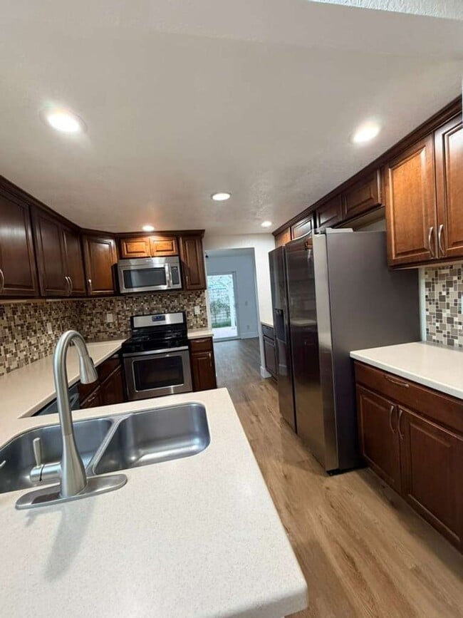 Building Photo - Freshly Updated End-Unit Townhome in the Gated Community of Vista Valencia