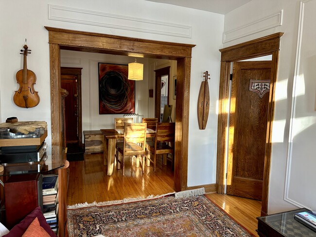 Building Photo - 4137 Av De L'esplanade