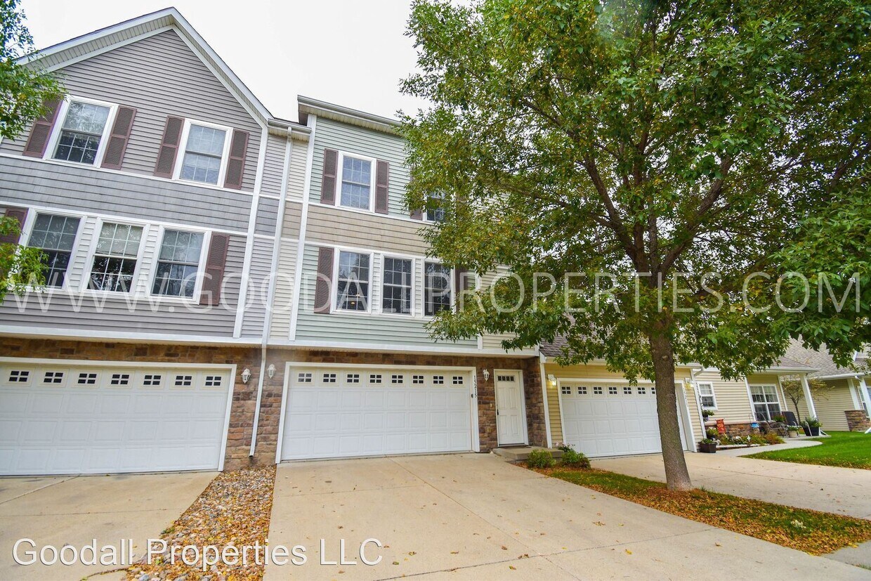 2 br, 2.5 bath House 15215 Townsend Ave House Rental in Urbandale