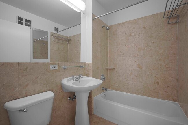 Foto del edificio - 360 W 43rd St