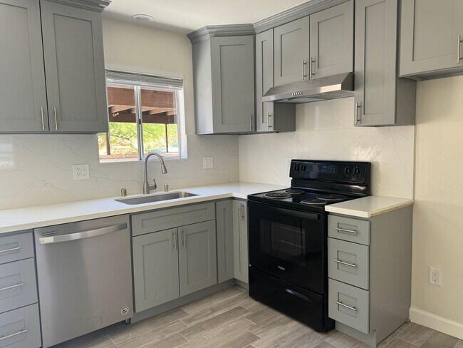 Foto del edificio - MOVE IN SPECIAL FIRST MONTH $1 2BD/1.5BA Two-Story Condo – Bullhead City | $1,150/Month