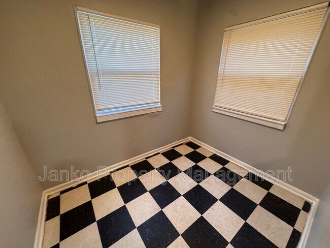 Foto del edificio - 5903 W Huron St