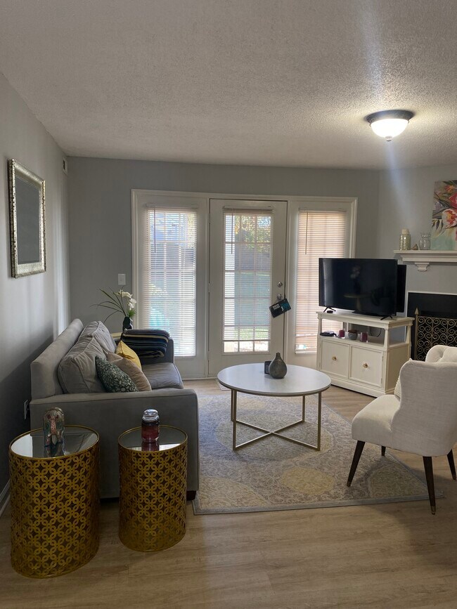 Foto del edificio - 7123 W Friendly Ave