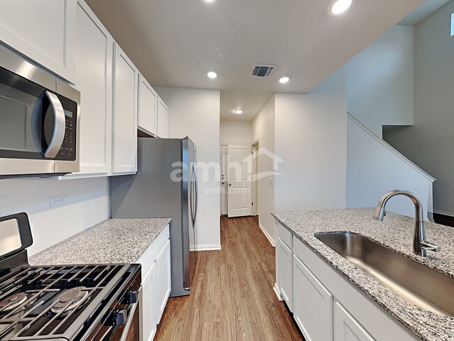 Building Photo - 413 Pebble Bend