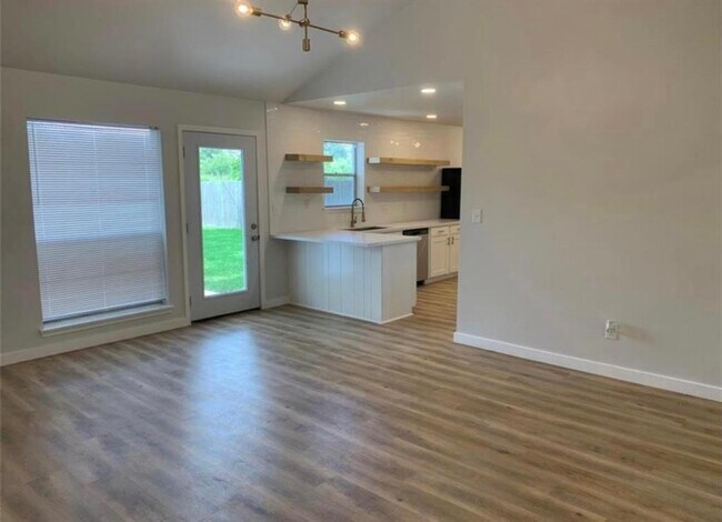 Foto del edificio - 7414 Redding Rd