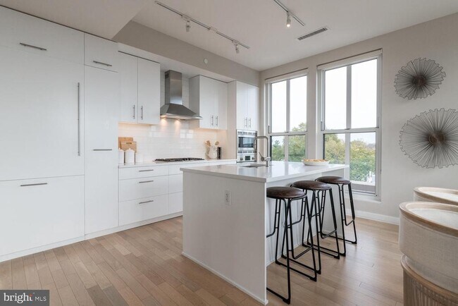 Building Photo - 333 8th St SE