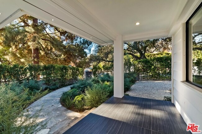 Foto del edificio - 2400 Glendower Ave