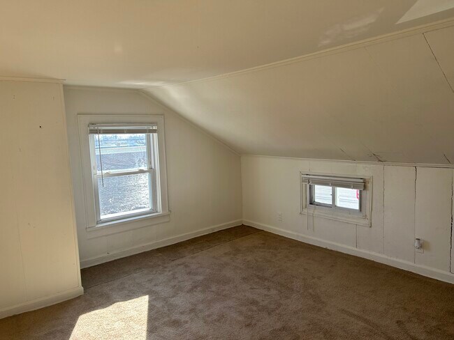 Building Photo - 127 Larkfield Rd
