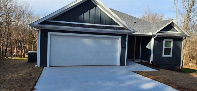 Building Photo - 33 Sandridge Dr