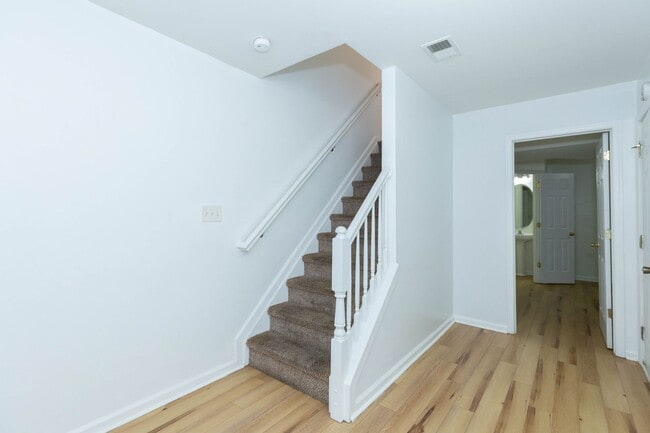 Building Photo - 3 Bed/2 Full,2 Half Bath Townhome in Martinsburg, WV