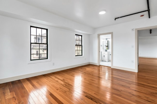 Building Photo - 2 Charles St