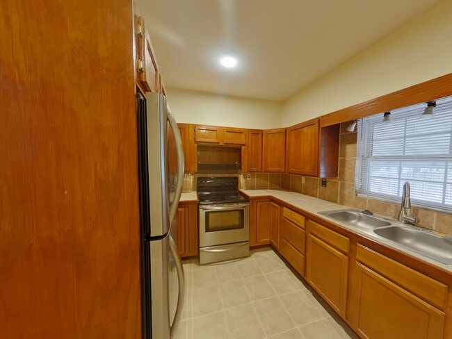 Building Photo - 411 S Poplar St