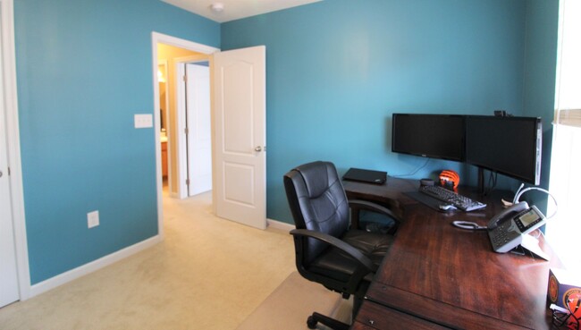 Foto del edificio - 3 Bed/ 2.5 Bath Townhome close to the inte...