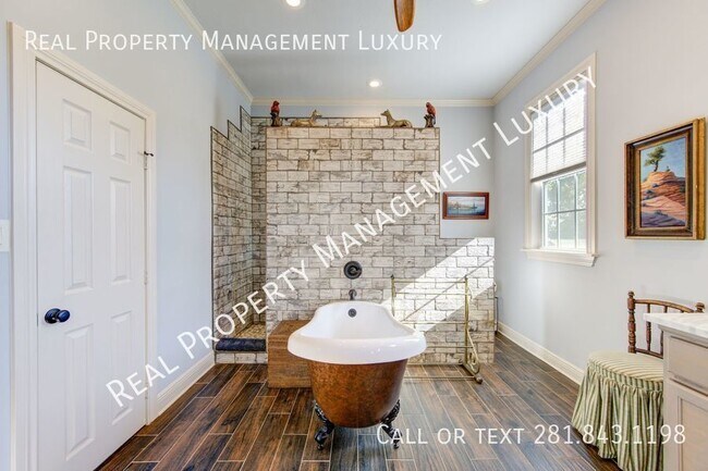 Foto del edificio - Discover Tranquil Luxury: 6111 A- North Ma...