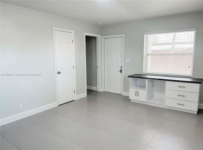 Building Photo - 1835 Scott St