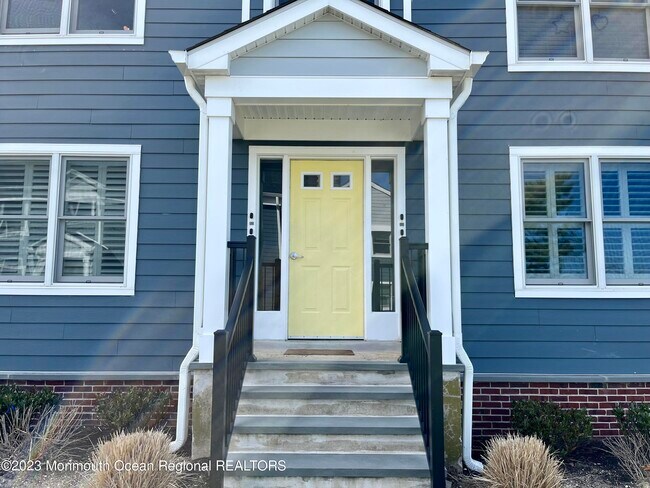 Building Photo - 302 Deal Lake Dr
