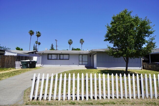 Foto del edificio - Wonderful 4 bedroom, 2 bath home in Sacram...