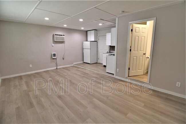 Foto del edificio - 3238 W Malad St