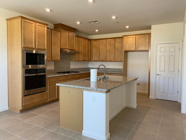 Building Photo - Newer Taylor Morrison Home