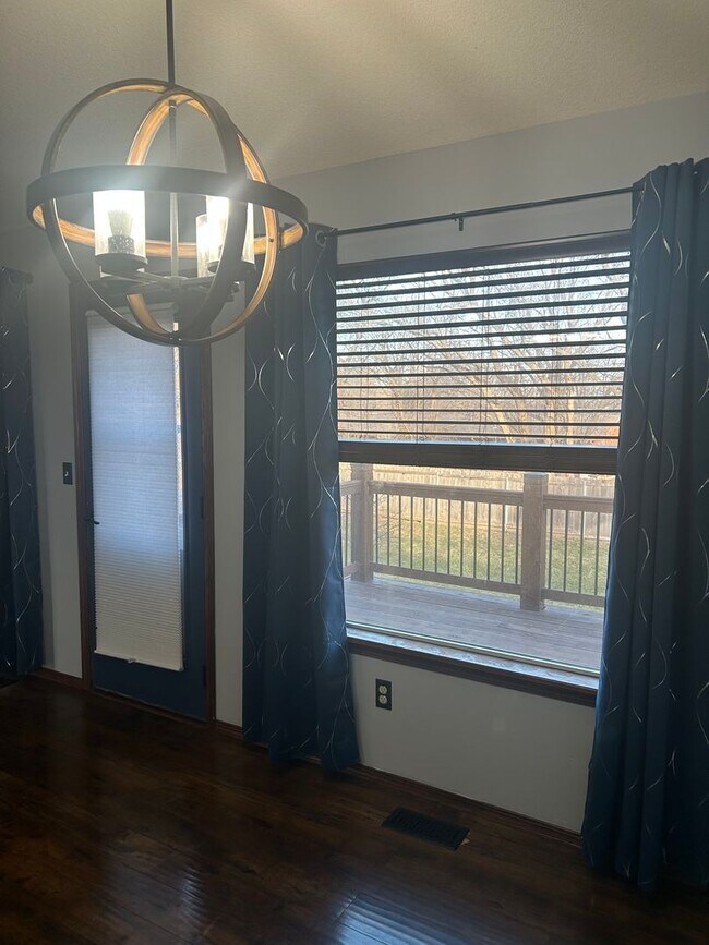 Foto del edificio - Updated 5 Bedroom , 3 Bath House in Derby Large back Yard