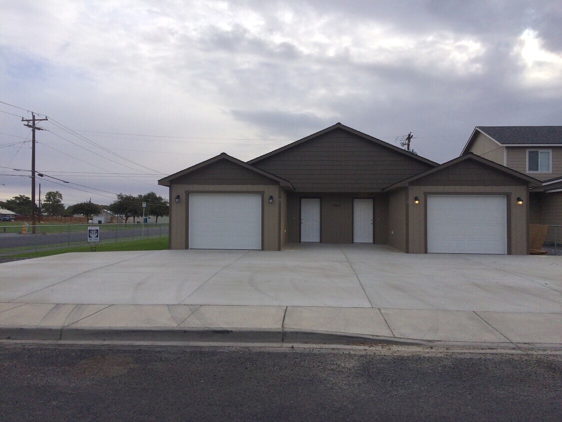 1603 W Fern Dr Unit B, Moses Lake, WA 98837 Room for Rent in Moses