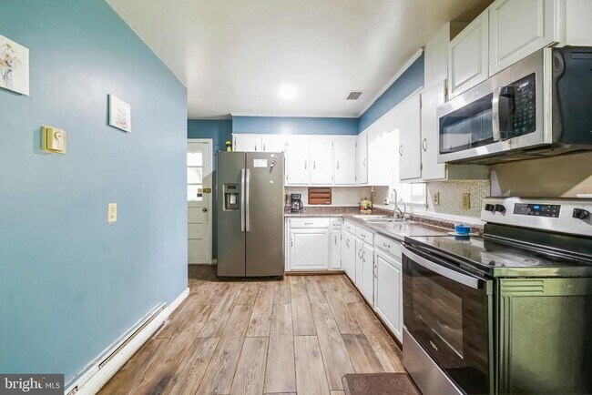 Foto del edificio - 323 RUSSELCROFT Rd