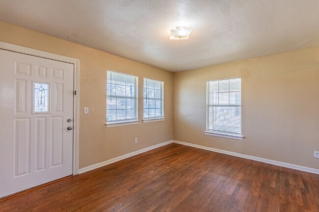 Building Photo - 215 Legion Dr W