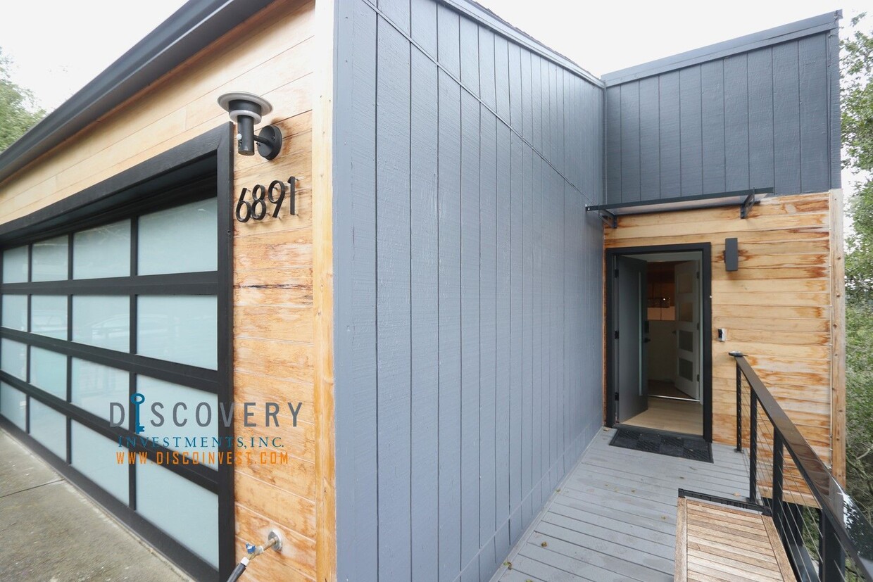Primary Photo - Chic Piedmont Pines Three Bedroom Home