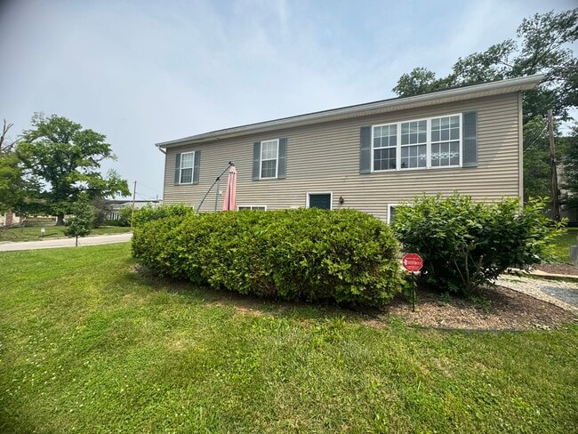 Building Photo - 201 E 19th St