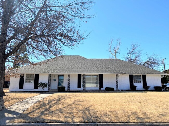 Foto del edificio - Extremely Spacious 4 bedroom home with 2.5...