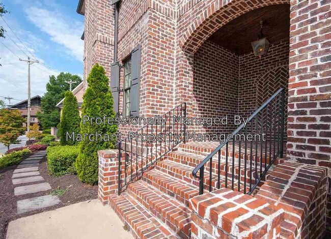 Building Photo - 707 E McBee Ave