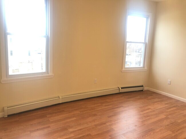 Building Photo - 481 Avon Ave