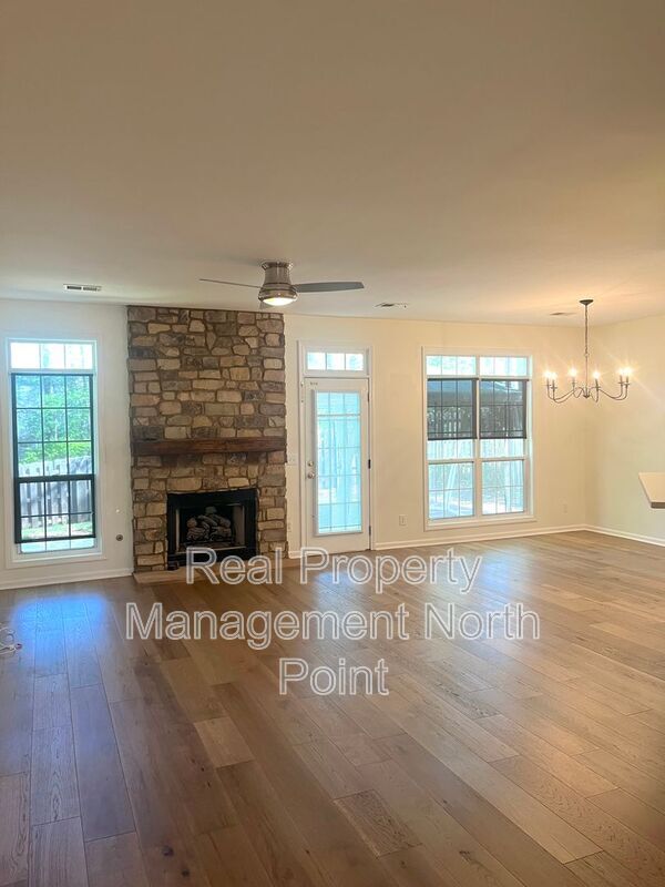Foto del edificio - 155 Weatherstone Dr