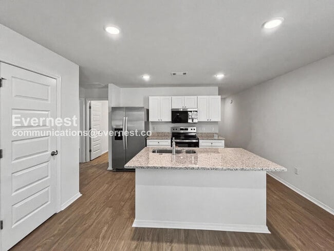 Building Photo - 3 Bed/2 Bath Home with Garage / Pet-Friendly / Vouchers Accepted / Available Now!