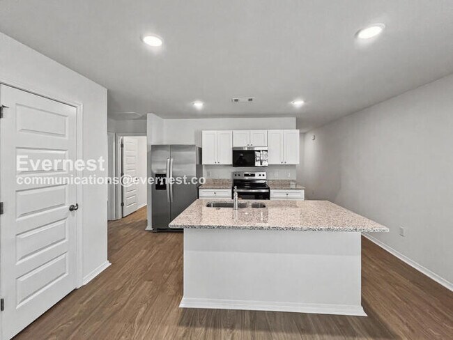 Foto del edificio - 3 Bed/2 Bath Home with Garage / Pet-Friendly / Vouchers Accepted / Available Now!