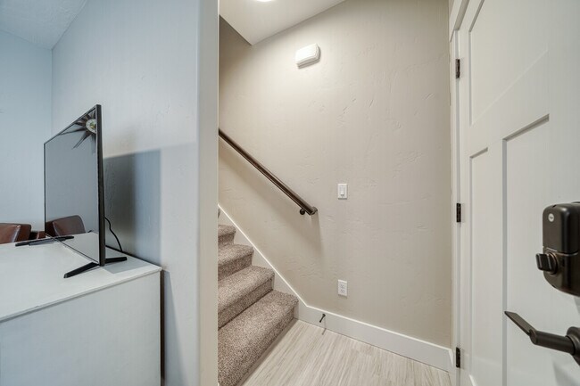 Building Photo - Saturn Townhomes