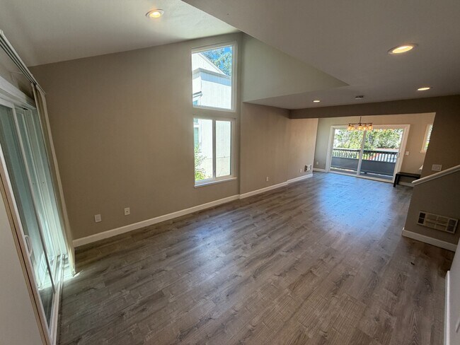 Foto del edificio - Spacious 2-Bedroom Townhouse with Private Patio