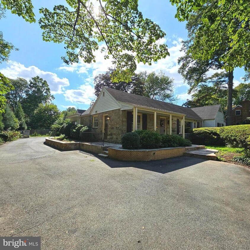 Foto principal - 6431 Overhill Rd