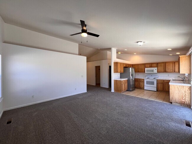 Foto del edificio - 3 bedroom Fernley home in Donner Trails, F...