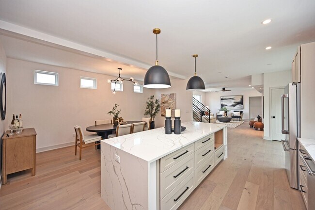 Foto del edificio - 3 Bed, 3.5 Bath - Modern, sleek & steps fr...