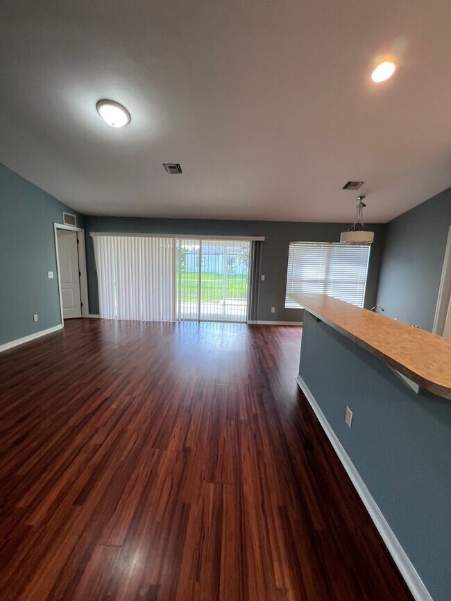 Foto del edificio - Charming 3-bedroom, 2-bath single-family home with a garage.