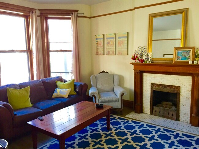 Living Room - 3812 N Wilton Ave