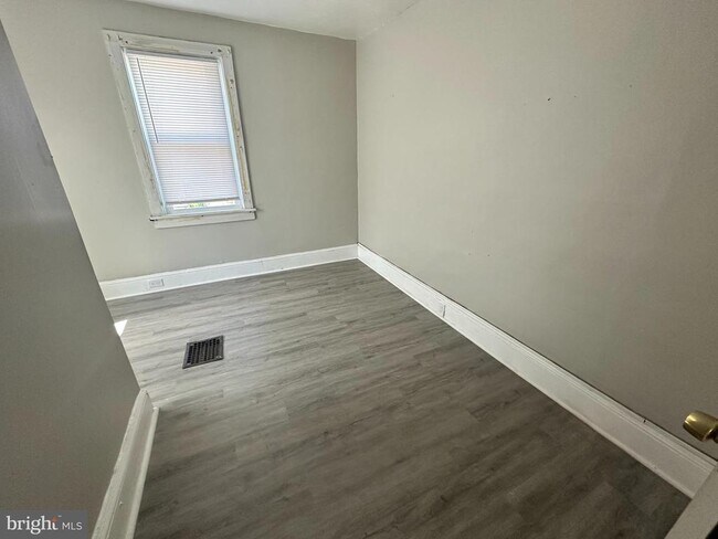 Building Photo - 11 S Delsea Dr