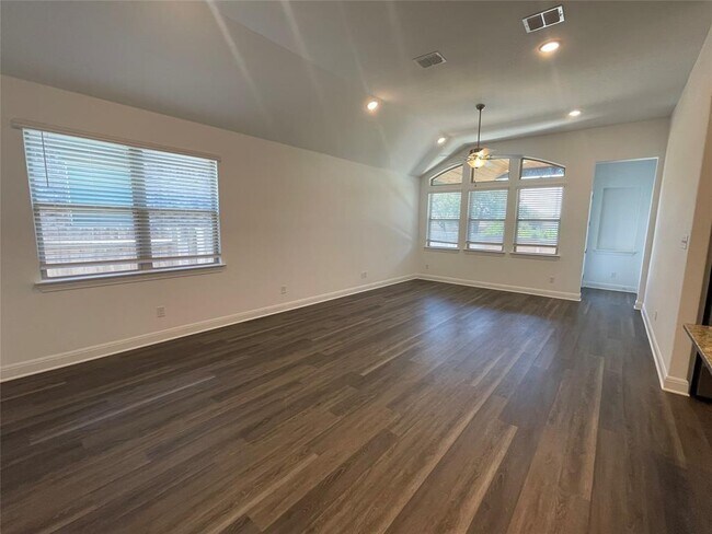 Building Photo - 185 Monroe Dr